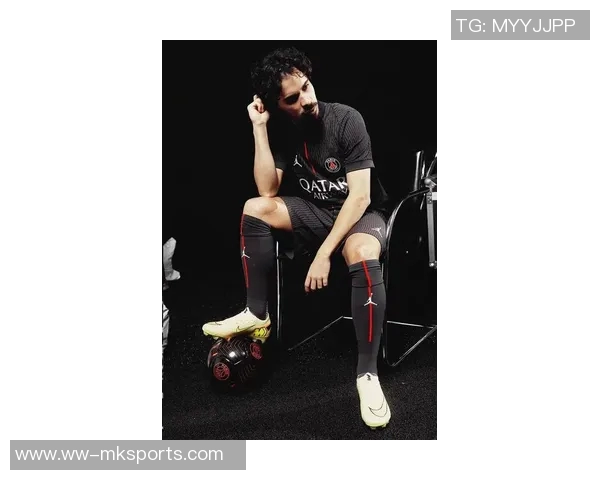 巴黎圣日耳曼全新2025-26赛季第四球衣发布尽显优雅与时尚魅力