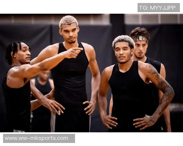 米奇约翰逊强调文班是球队基石但他渴望团队合作而非孤军奋战 米奇约翰逊强调文班是球队基石但他渴望团队合作而非孤军奋战